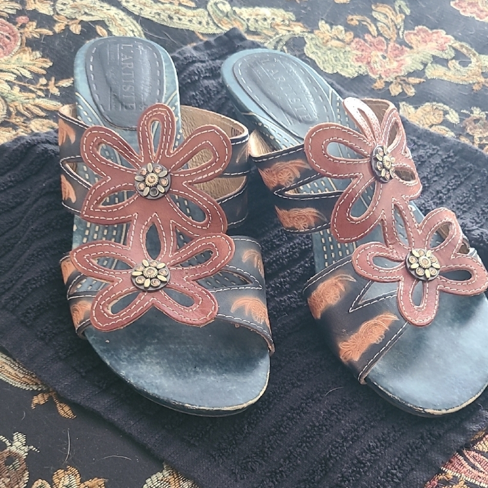 L'ATISTE Brown and Blue Sandals with Floral Design